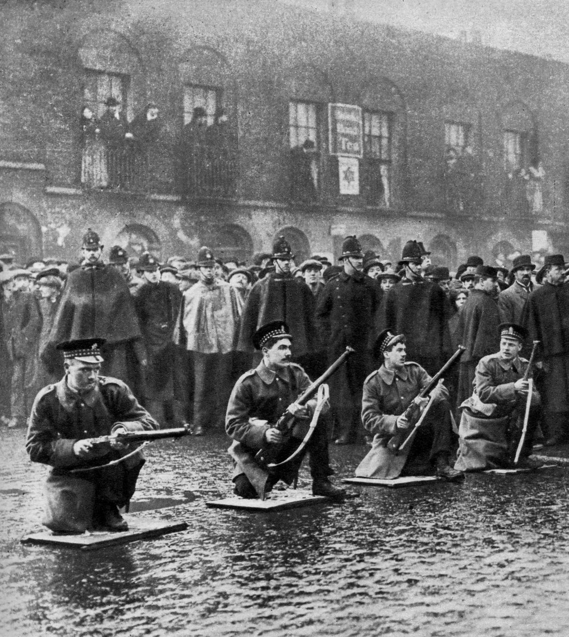 Standoff a Sidney Streeten, Stepney, London, 1911. január 3., 1937. alkotó: Central Press