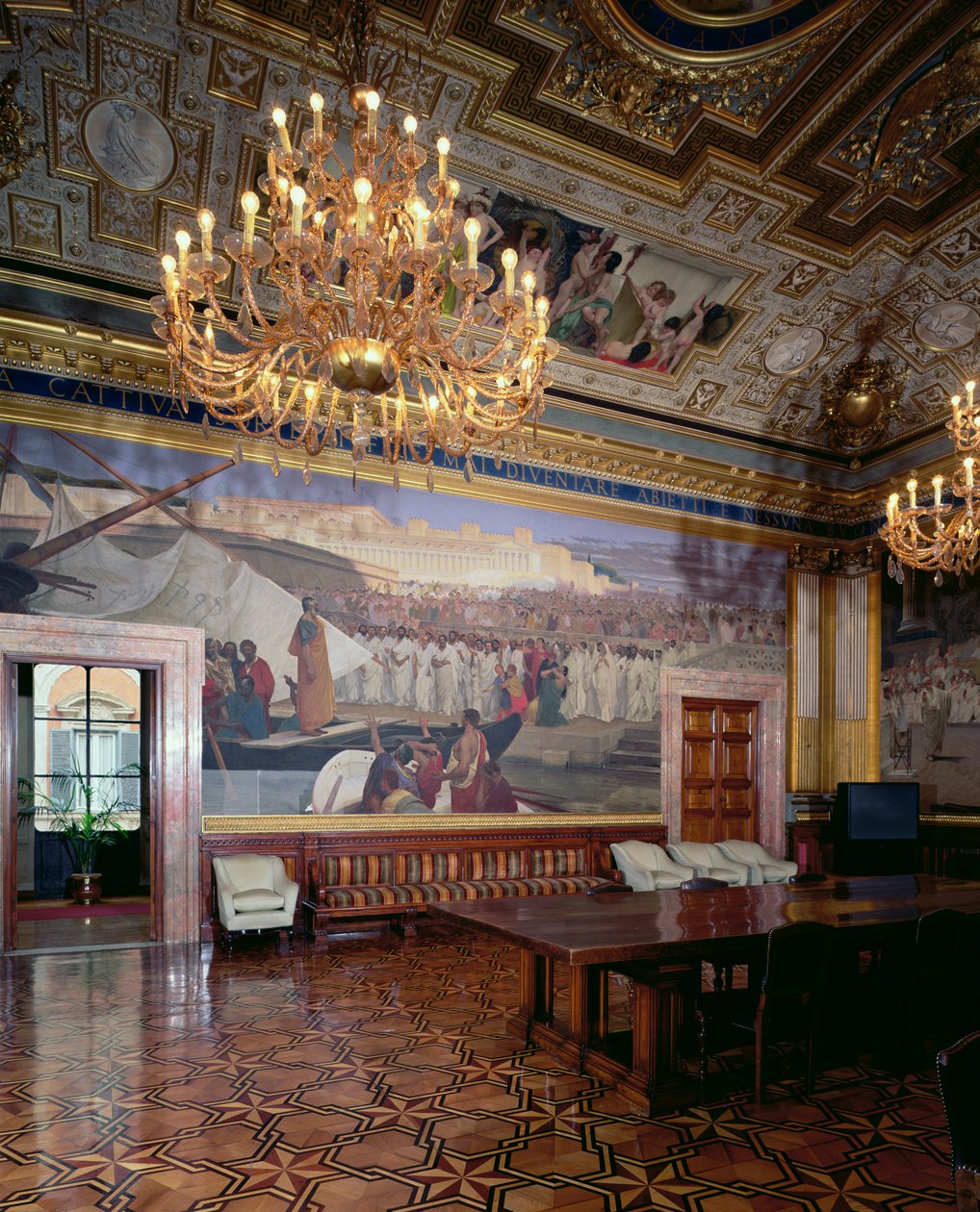 A Sala Maccari Maccari szoba gazdagon díszített aranyozott stukkókkal és a római történelem jeleneteivel, egy tábla részlete, amely egy szónokot ábrázol a tömeg előtt, 1882-88 fotó alkotó: Cesare Maccari