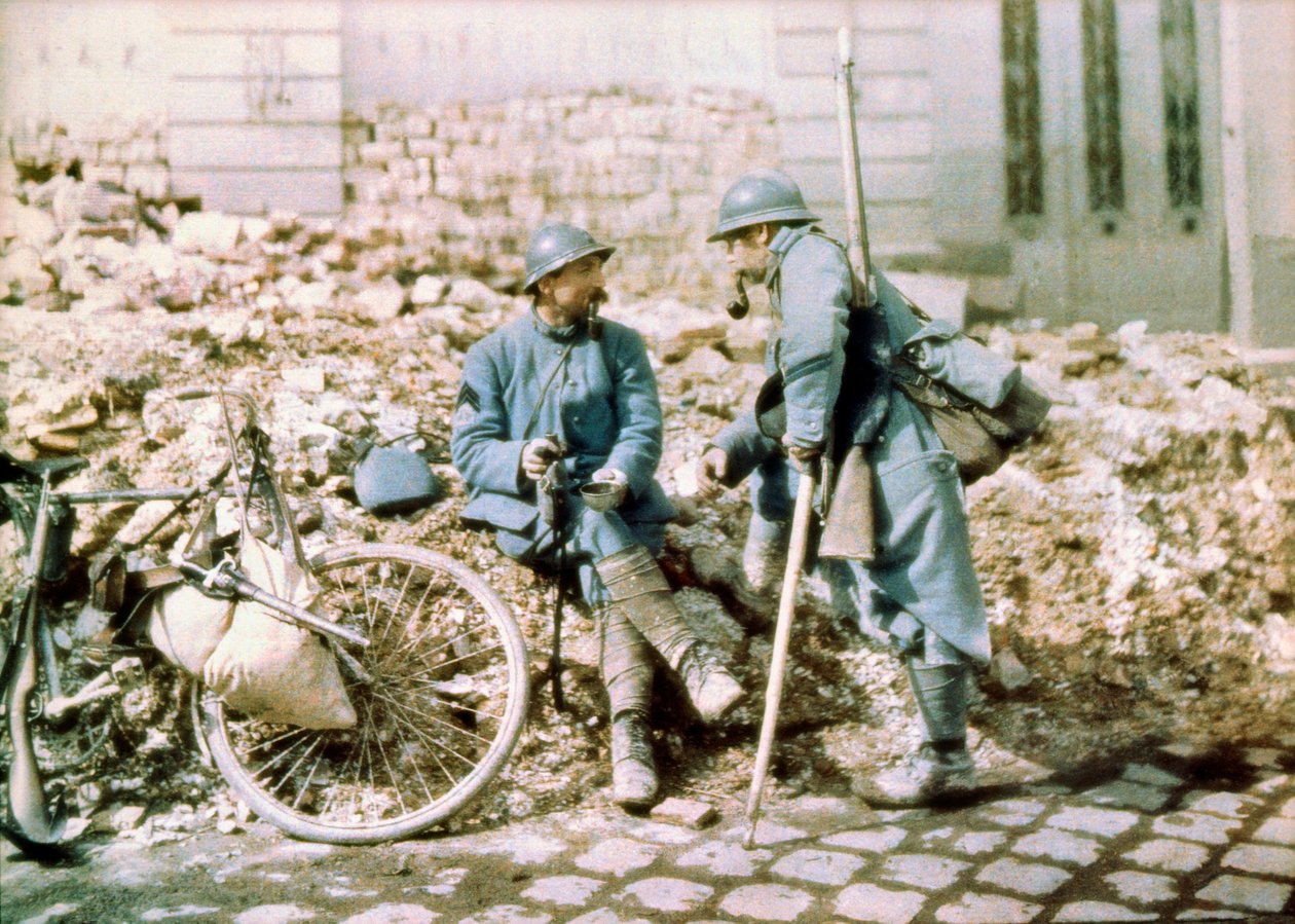 Két francia katona egy városban, amelyet német tüzérség lőtt, Nyugati Front, Franciaország, 1914–1918 (autokróm) alkotó: Charles Adrien