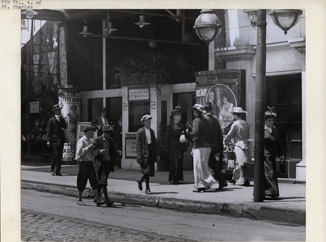 A Strand Mozgókép Színház jegypénztára, a North 6th Street 419 szám alatt alkotó: Charles Clement Holt