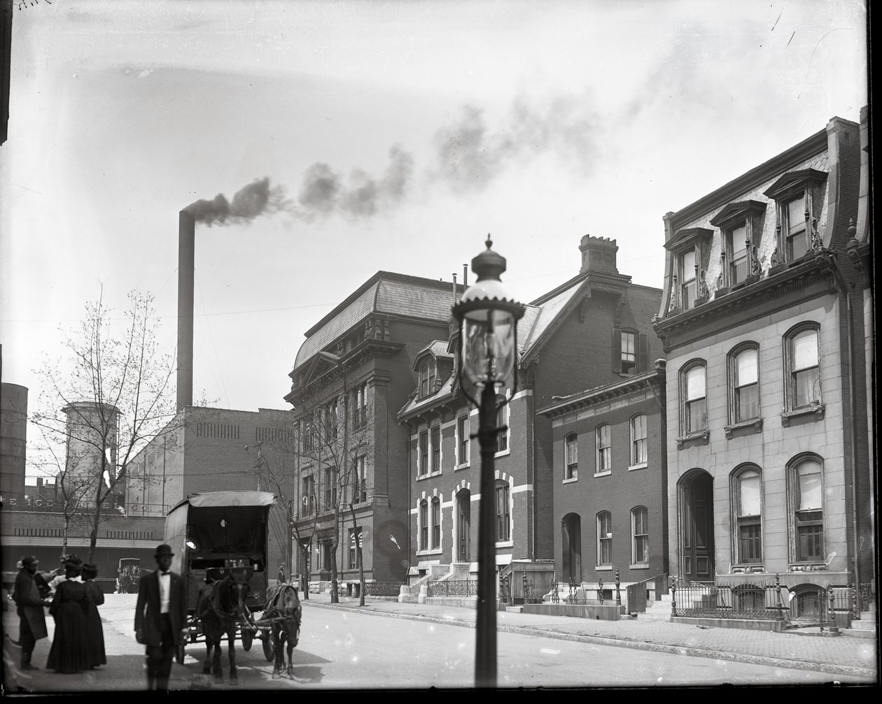 A Lawton Street nyugatra néz Beaumont felé. Polar Wave Ice and Fuel Company, Beaumont Medical College, és Gustavus H. E. Baumgarten doktor otthona a háttérben alkotó: Charles Clement Holt