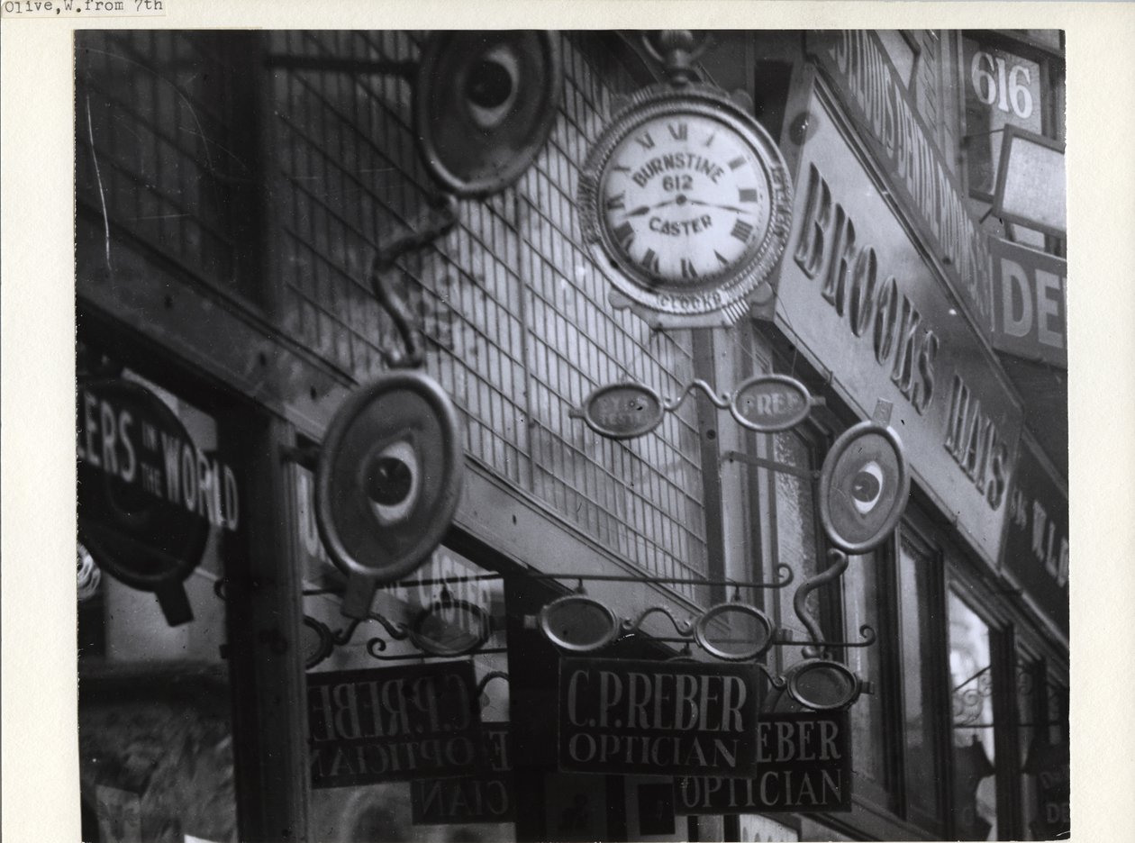 A C.P. Reber Optician, a Burnstine Caster Clocks és a Brooks Hats cégek táblái a 612-614 Olive Street-i üzletük homlokzata mentén alkotó: Charles Clement Holt