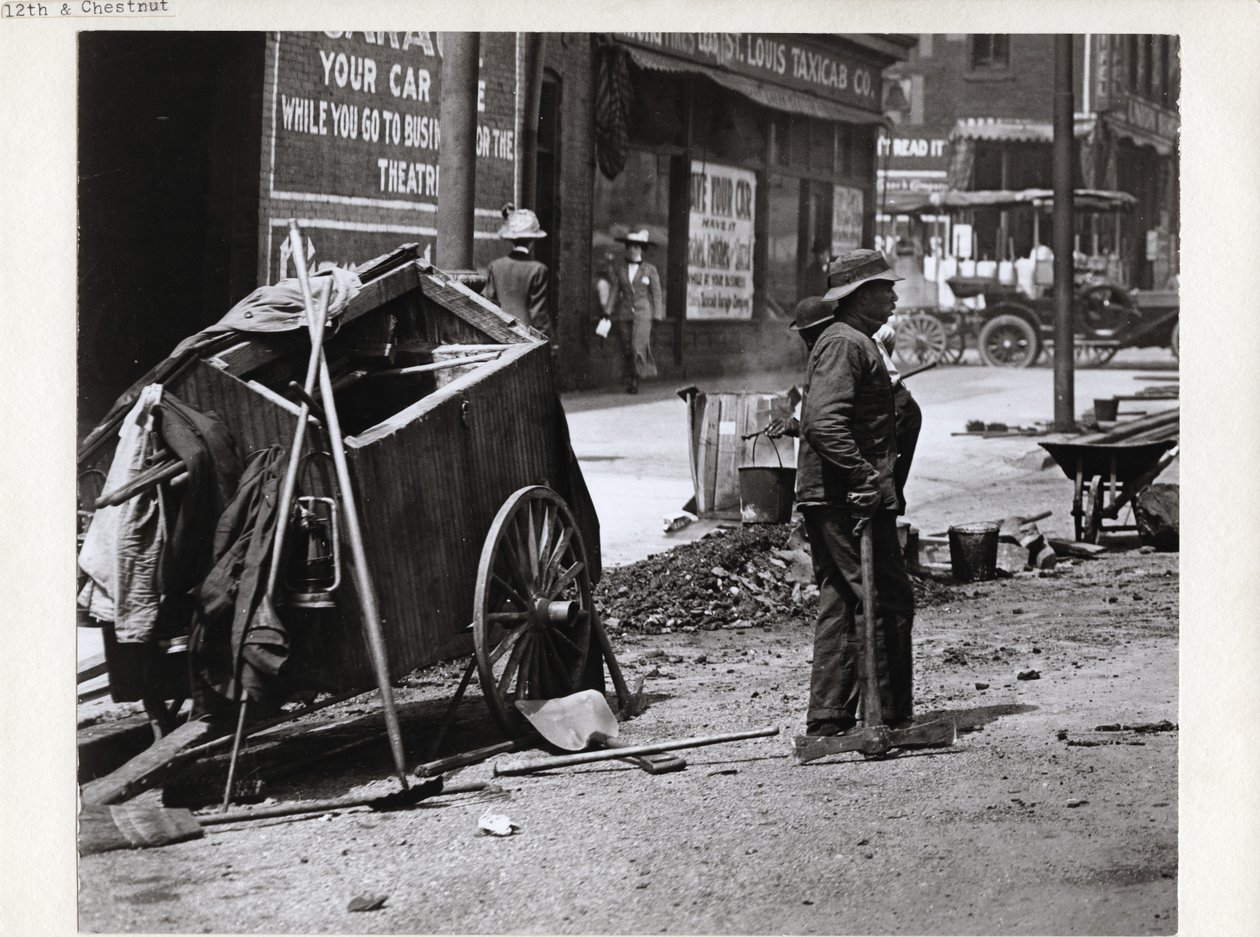 A munkás szünetel az utcai munkák során a Chestnut Street és a 12. utca, ma Tucker Boulevard délnyugati sarkánál alkotó: Charles Clement Holt