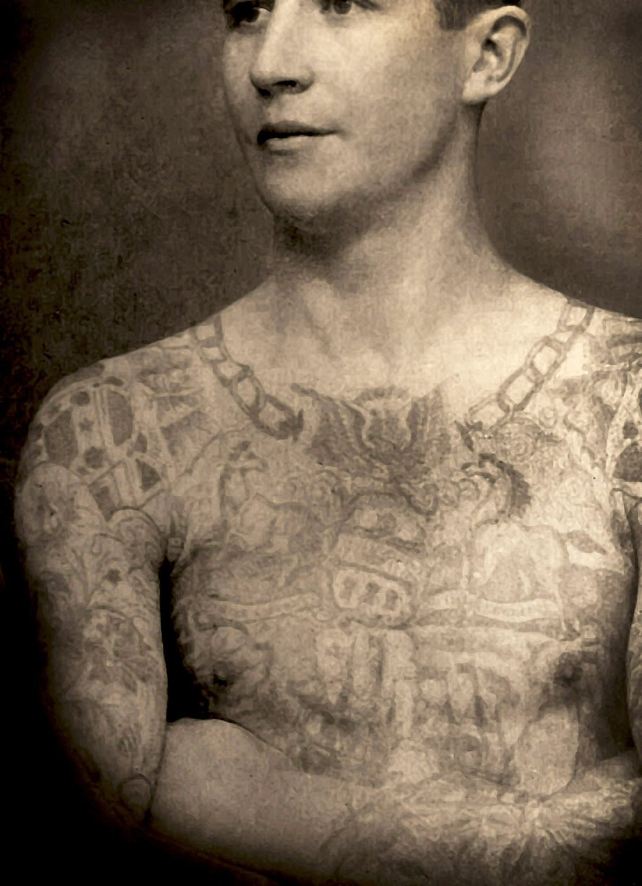Kabinetkártya egy tetovált férfiról, 1880 körüli évek alkotó: Charles Eisenmann