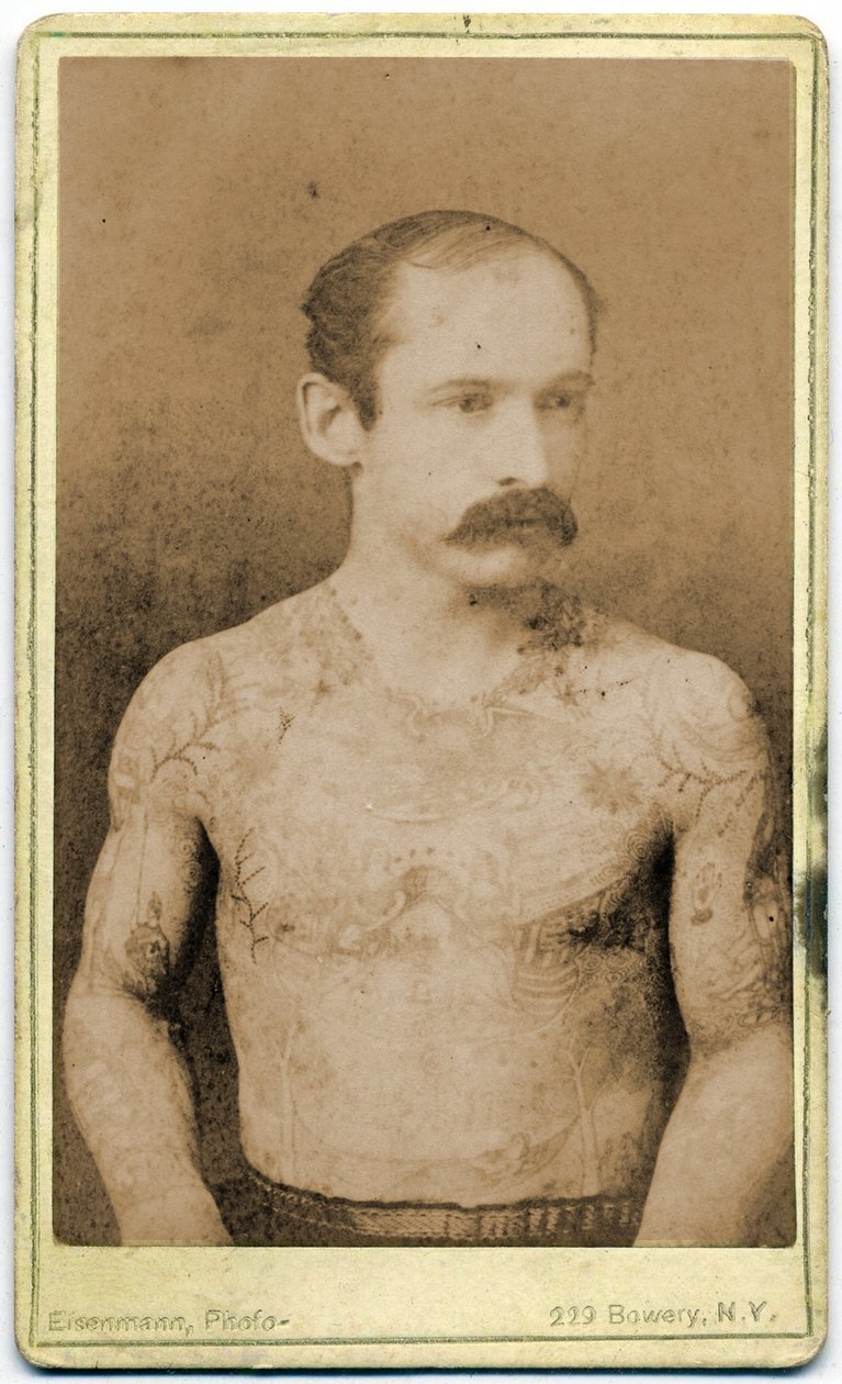Egy tetovált férfi szekrénykártyája, 1899 körül alkotó: Charles Eisenmann