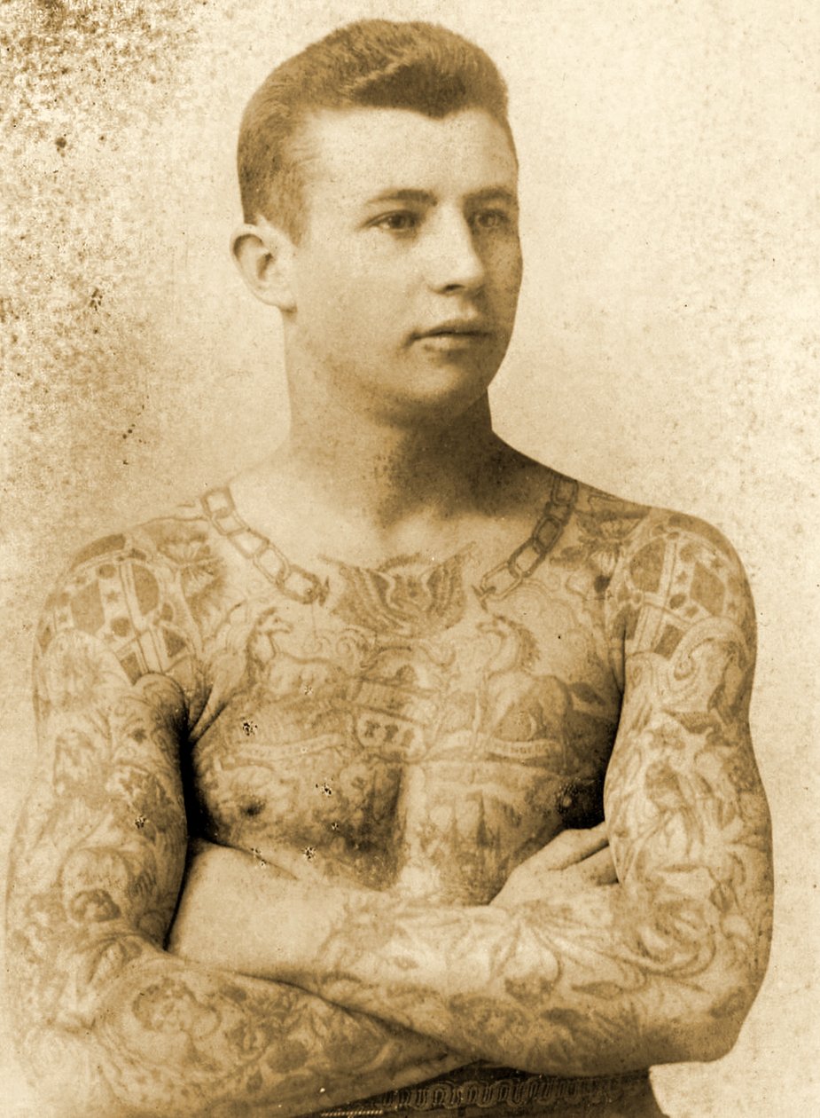 Egy tetovált férfi portréja alkotó: Charles Eisenmann