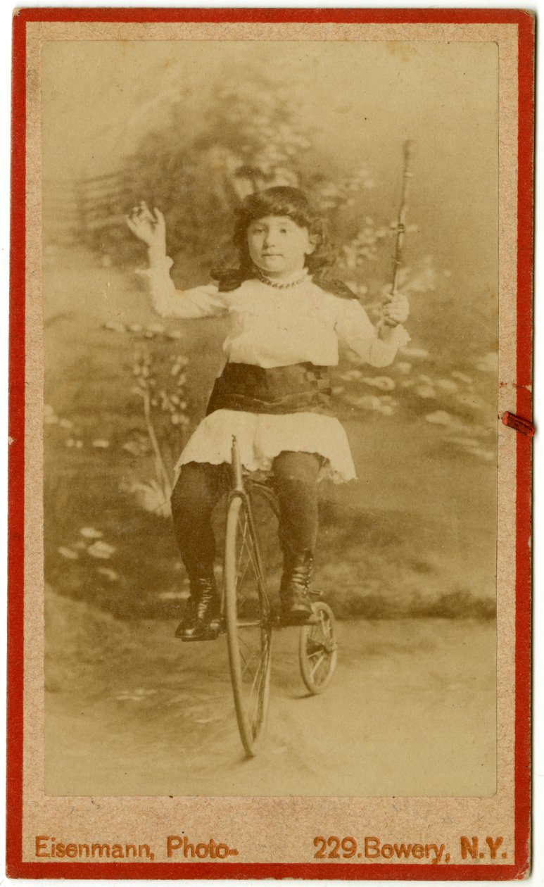 Műtermi portré egy háromkerekű lányról, 1880-as évek körül. alkotó: Charles Eisenmann