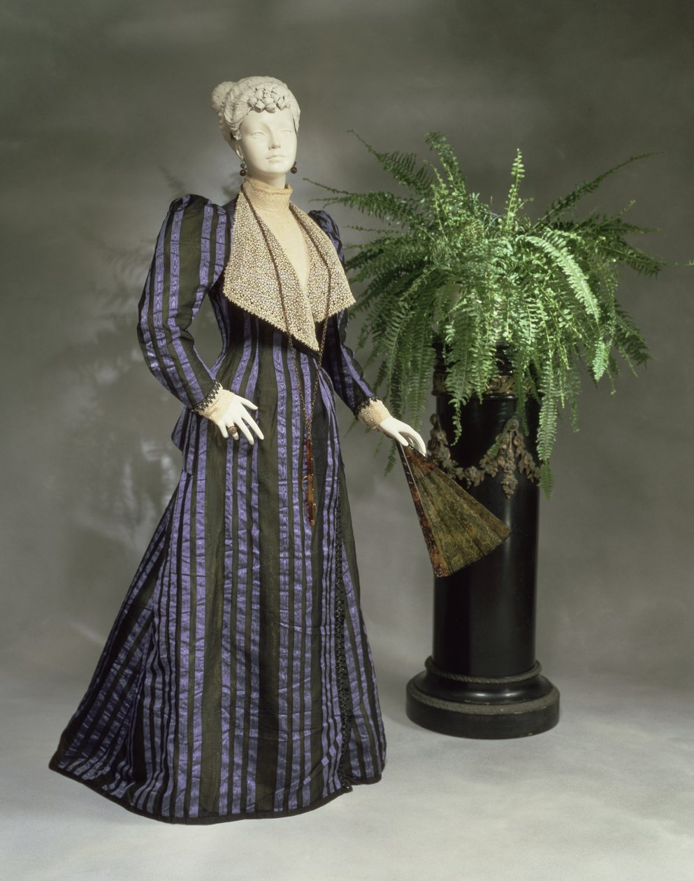 Fogadóruha 1892 körül (textil) alkotó: Charles Frederick Worth