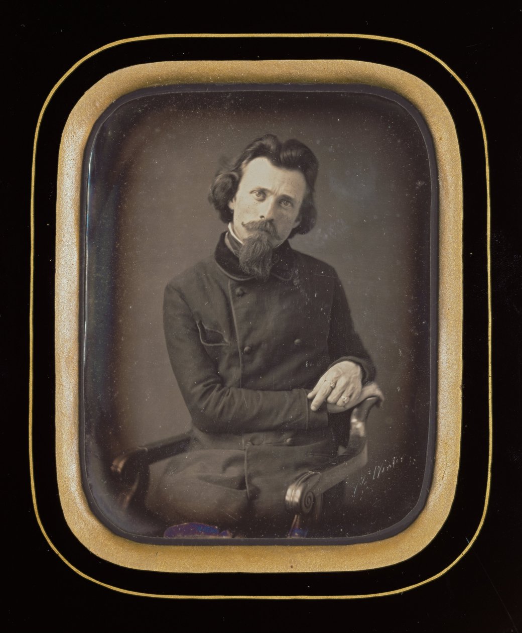 Egy ülő ember portréja alkotó: Charles H. Winter