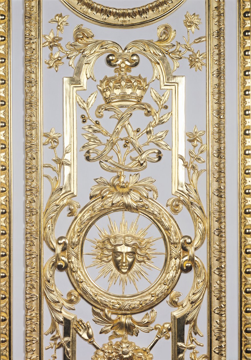 Részlet XIV. Lajos koronáját és monogramját 1638-1715 és a Napot ábrázoló panellakásból, a Vénusz szalonból, 1668, aranyozott fa lásd még 162152 alkotó: Charles Le Brun