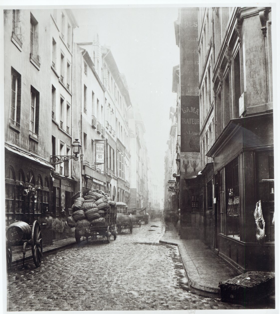 Rue de la Grande Truanderie, a rue Montorgueilről, Párizs, 1858-78 alkotó: Charles Marville