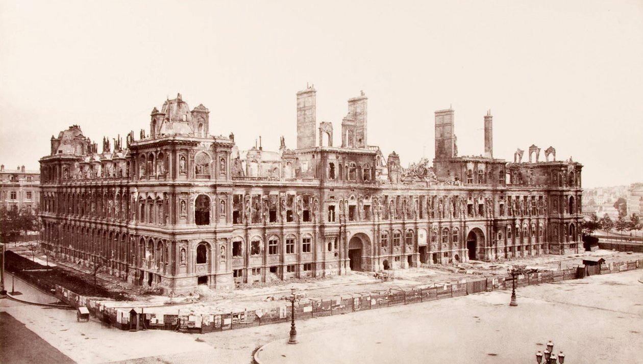 A párizsi Hôtel de Ville állapota a Comuna lázadásai során elszenvedett tűz után alkotó: Charles Marville