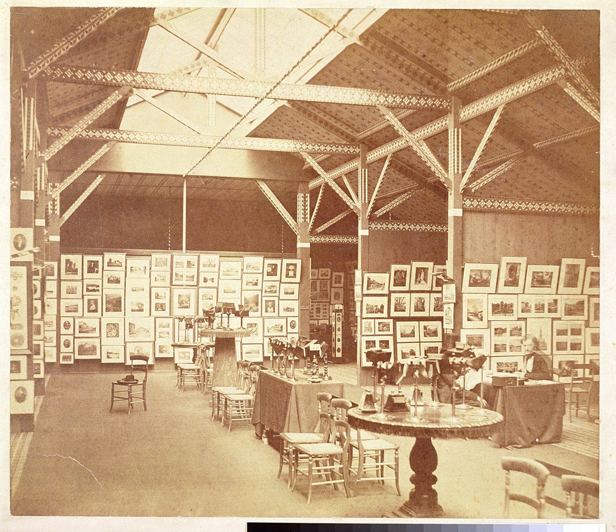 A Photography Society kiállítása a South Kensington Múzeumban, 1858 (bw photo) alkotó: Charles Thurston Thompson