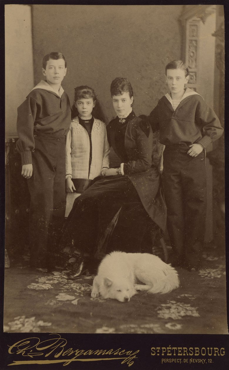 Mária Fjodorovna császárné gyermekeivel, Miklós Alekszandrovics, György Alekszandrovics és Xenia Alekszandrovna, szerző: Bergamasco, Charles (Karl) (1830-1896). Albumin Photo, kb. 1883. Orosz Állami Film- és Fotóarchívum, Krasznogorszk alkotó: Charles Bergamasco