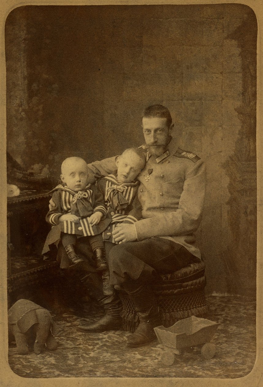 Constantin Constantinovics de Russie avec ses fils Ioann et Gabriel – Konstantin Konstantin orosz nagyherceg fiaival, János Konstantinovics és Gabriel Konstantinovics, Bergamasco, Charles (Karl) (1830-1896) által. Albumin Photo, c. 1890. orosz alkotó: Charles Bergamasco