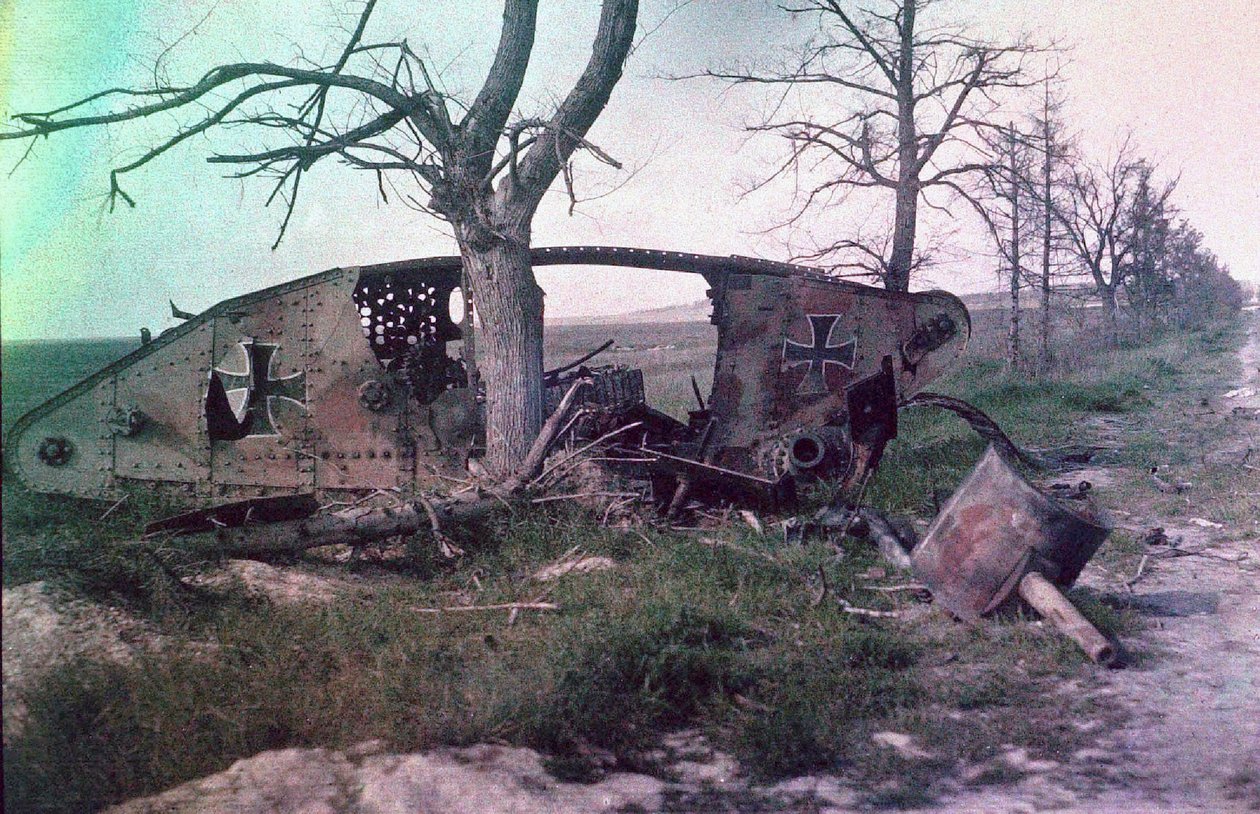 Egy német tank roncsa, csatában megsemmisült a nyugati fronton, Franciaország, 1914–1918 (autokróm) alkotó: Charles Adrien