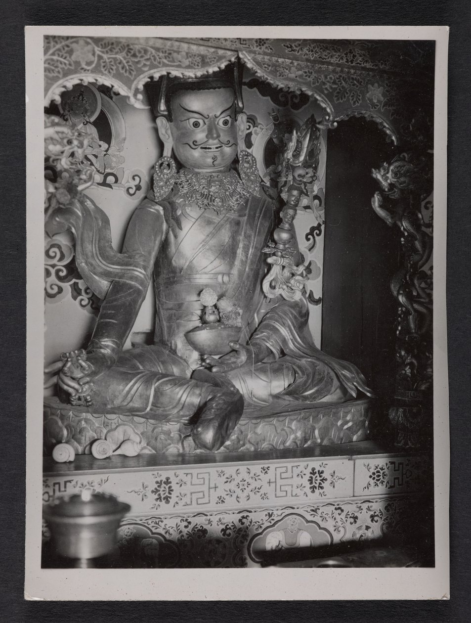 Egy kisebb világi tisztviselő ünnepi öltözetben. alkotó: Charles Alfred Bell