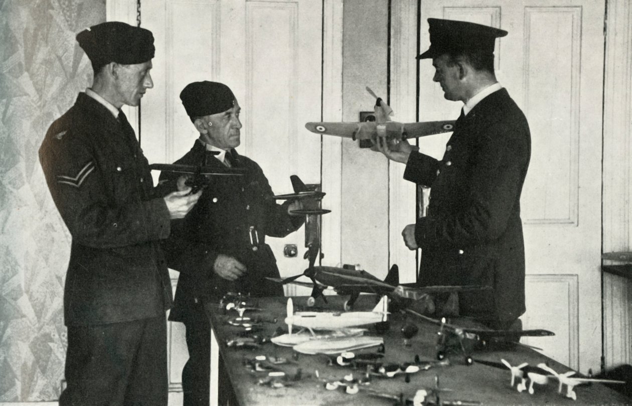 A RAF személyzete megtanulta azonosítani a repülőgépeket a második világháború alatt, 1941. alkotó: Charles Brown