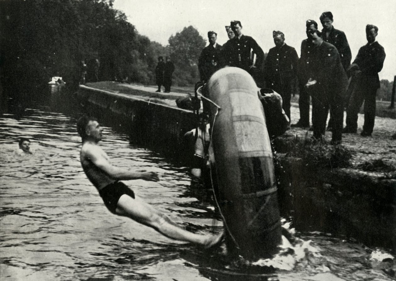 A RAF személyzete megtanulja használni a gumicsónakot, 1941. alkotó: Charles Brown