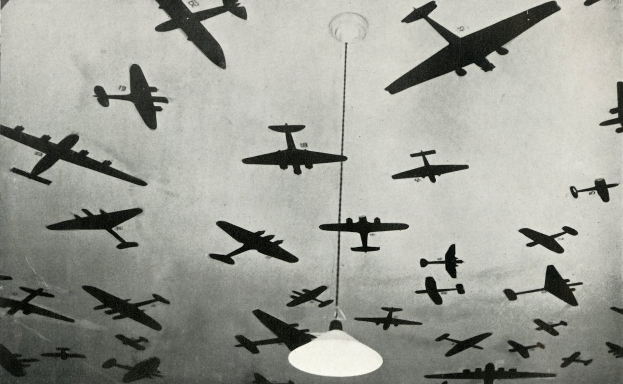Katonai repülőgépek sziluettjei egy RAF kiképzőiskolában a második világháború idején, 1941. alkotó: Charles Brown