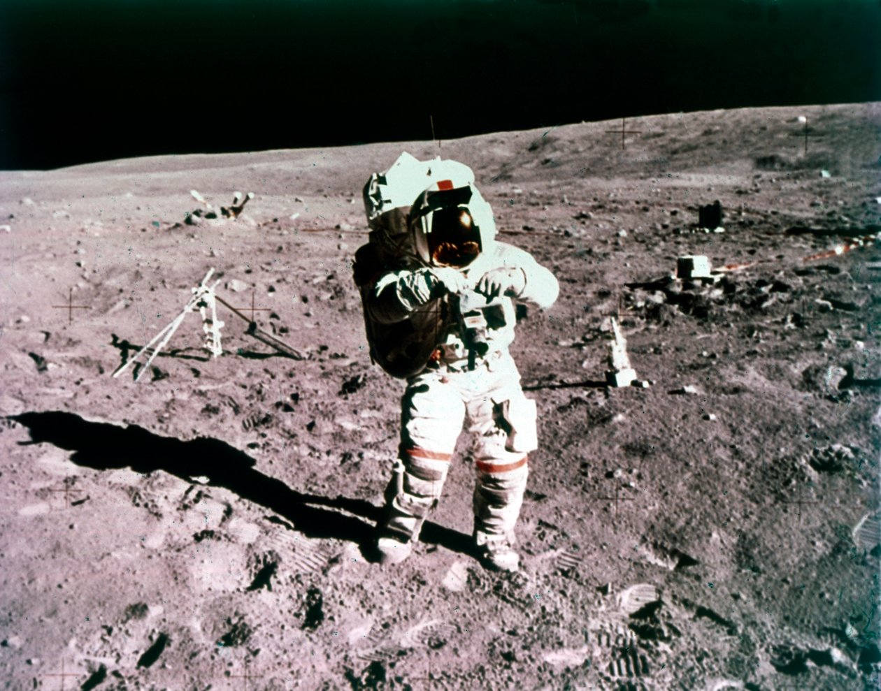 John Young űrhajós a Hold felszínén, Apollo 16 küldetés, 1972. április 21. alkotó: Charles Duke