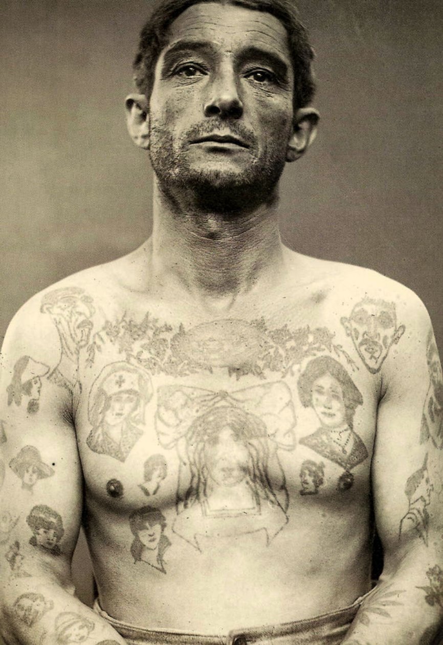 Egy tetovált férfi portréja alkotó: Charles Eisenmann