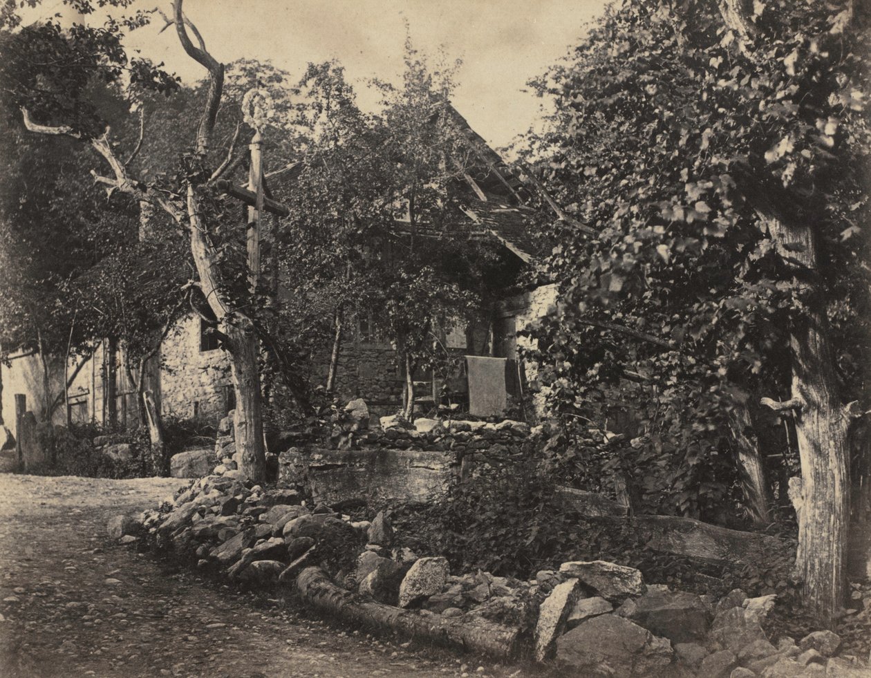 Vidéki jelenet kőépülettel és kereszttel, c. 1857. alkotó: Charles Fortunat Paul Casimir Perier