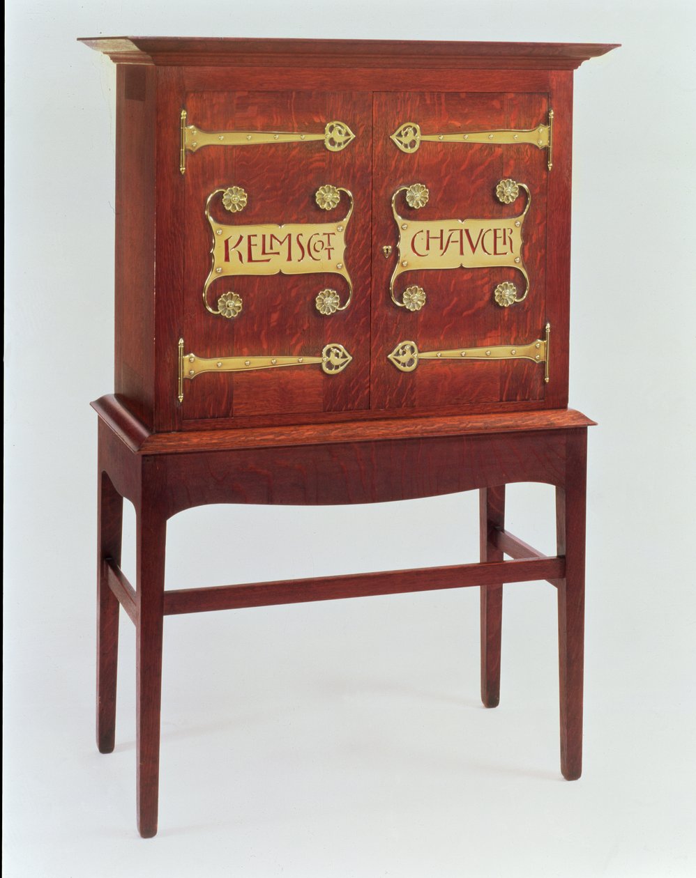A Kelmscott Chaucer szekrény, amelyet C.F.A.Voysey (1857-1941) tervezett és F.Coote készítette, 1899 (tölgy, sárgaréz szerelvényekkel) alkotó: Charles Francis Annesley Voysey