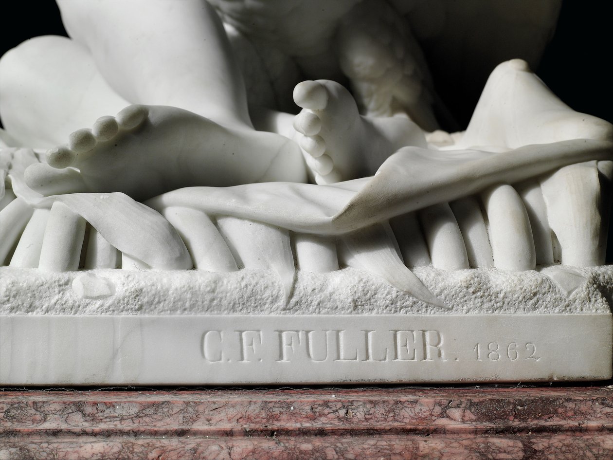 Rhodopis életnagyságú figurája a lábazaton alkotó: Charles Francis Fuller