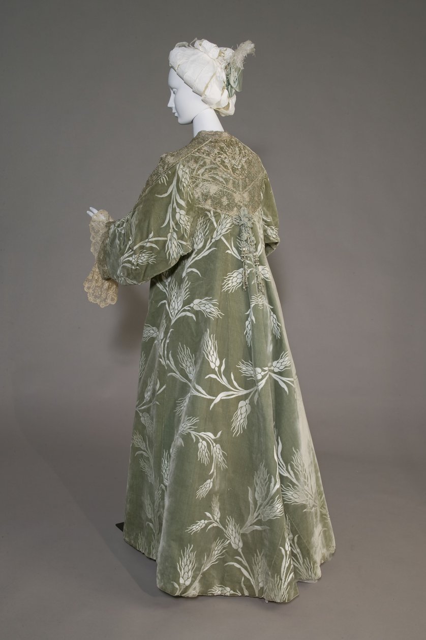 Bertha Palmer estélyi kabátja, 1902 körül (hátul ferde nézet). Selyem szatén vágott bársony búzamintás, fémes cérnás csipke, selyem metál bojt. Worth, Párizs. alkotó: Charles Frederick Worth