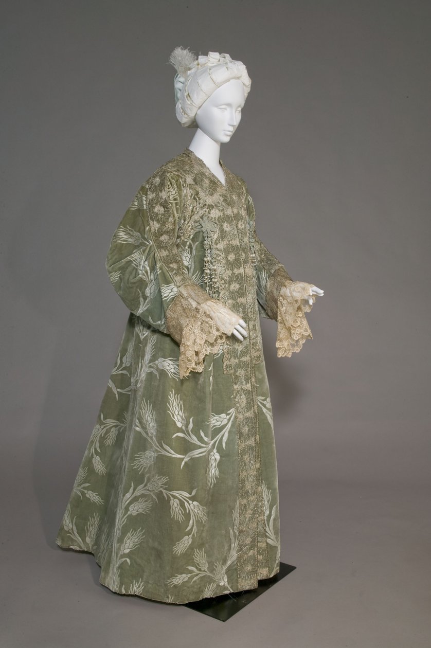 Bertha Palmer estélyi kabátja, 1902 körül (ferde elölnézet). Selyem szatén vágott bársony búzamintás, fémes cérnás csipke, selyem metál bojt. Worth, Párizs. alkotó: Charles Frederick Worth