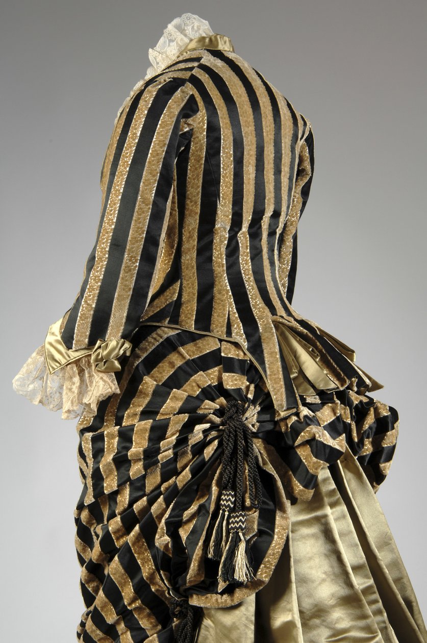 Estélyi ruha, 1884 körül (hátul ferde részleges nézet). Selyem szatén és vágott bársony, csipke, selyemszál bojt és rojt. Charles Frederick Worth, Franciaország. alkotó: Charles Frederick Worth