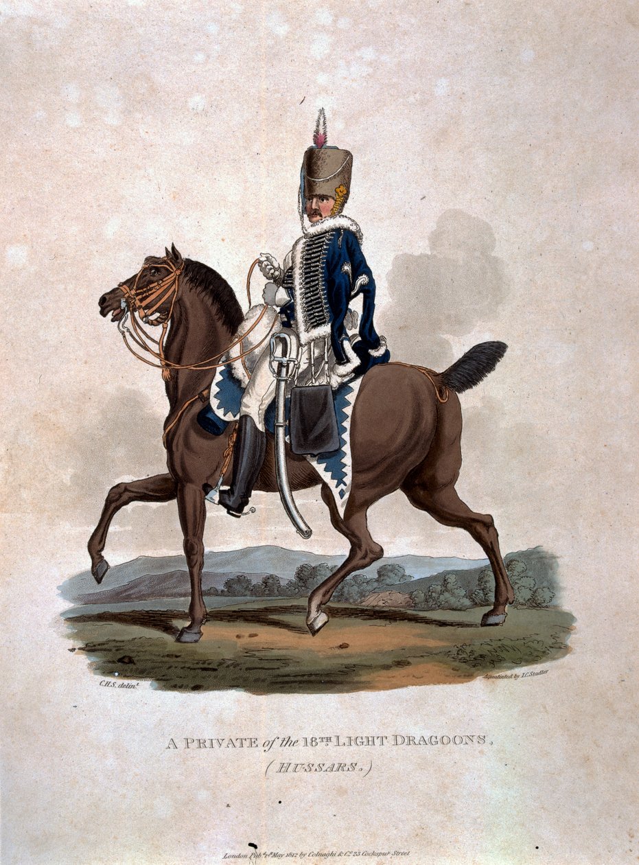 A 18. könnyű dragonyosok (huszárok) közlegénye a „Briti Birodalom hadseregének jelmezei, az 1812-es utolsó szabályzat szerint” című műből, J. C. Stadler metszetében, a Colnaghi und Co. 1812-1515. alkotó: Charles Hamilton Smith