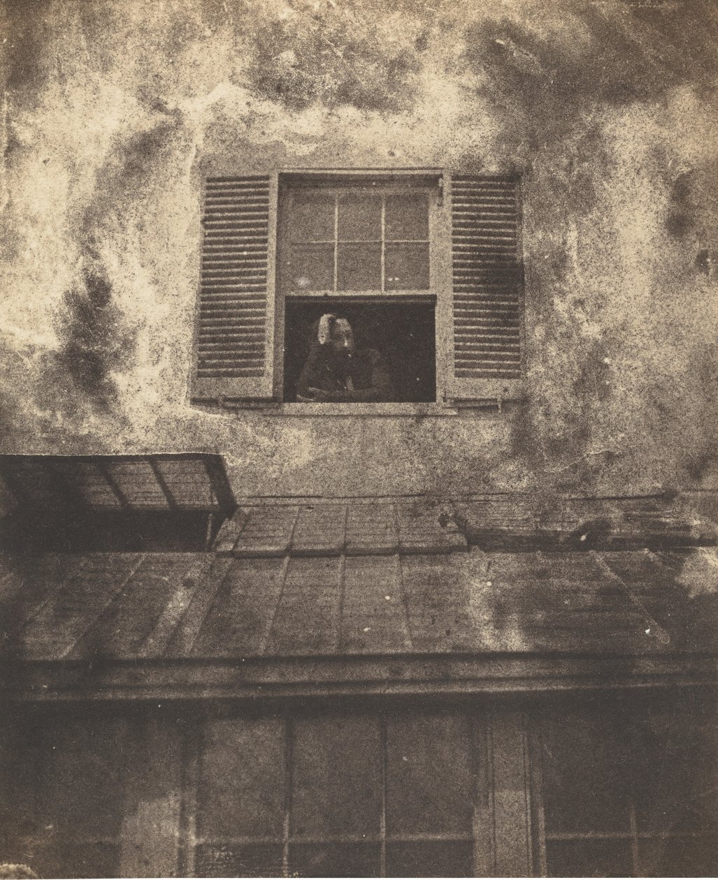 Auguste Vacquerie egy ablakon, Marine Terrace, c. 1853. Alkotók: Charles Hugo, Auguste Vacquerie. alkotó: Charles Hugo, Auguste Vacquerie