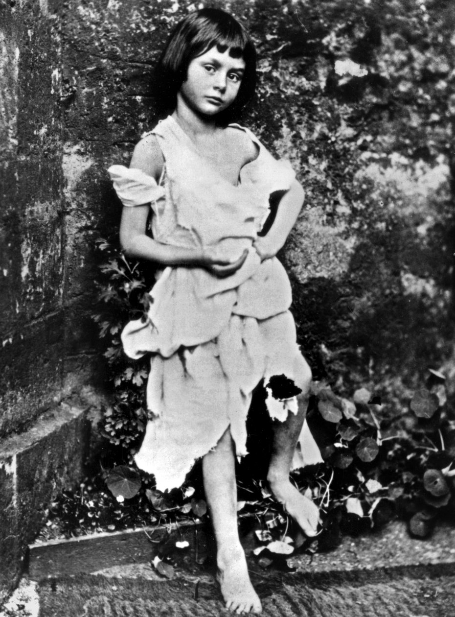Alice Liddell, Lewis Carroll barátja, itt kolduslányként, Carroll fotója 1865-ből alkotó: Charles Lutwidge (1832 98) Dodgson