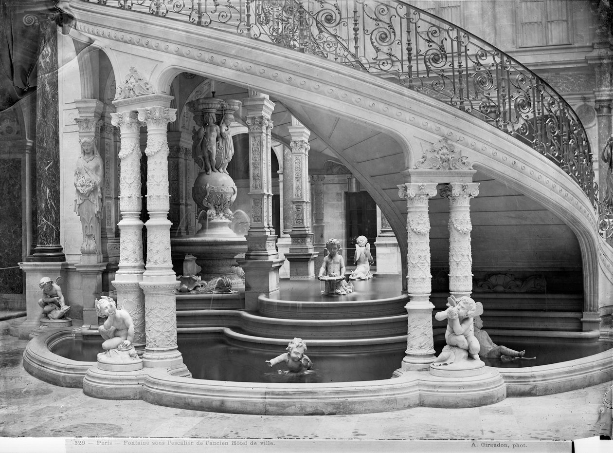 Szökőkút a Hotel de Ville lépcsője alatt az 1871-es tűzvész előtt alkotó: Charles Marville