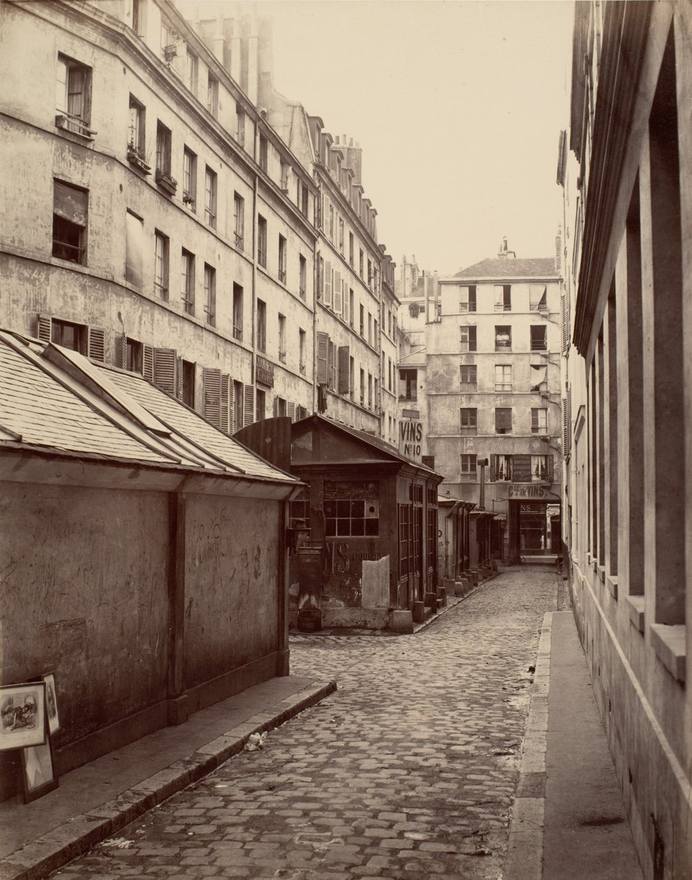 A rue Lafayette két nővér átjárója, c. 1867. alkotó: Charles Marville