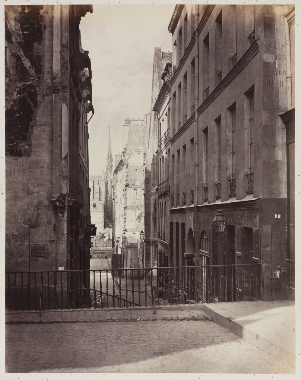Rue Jean-de-Beauvais. Kilátás a Rue des Écoles felől a felújítás alatt álló Boulevard Saint-Germain irányába alkotó: Charles Marville