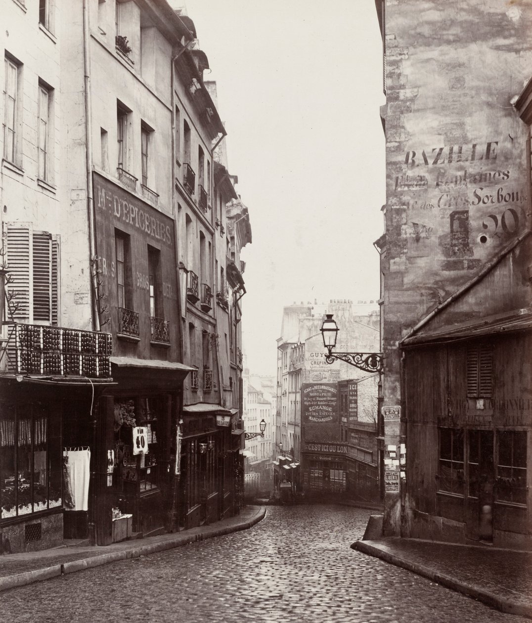 Rue de la Montagne-Sainte-Geneviève a Rue LaPlace kereszteződésének közelében (Rue de la Montagne-Sainte-Geneviève prés de carrefour de la rue LaPlace) alkotó: Charles Marville