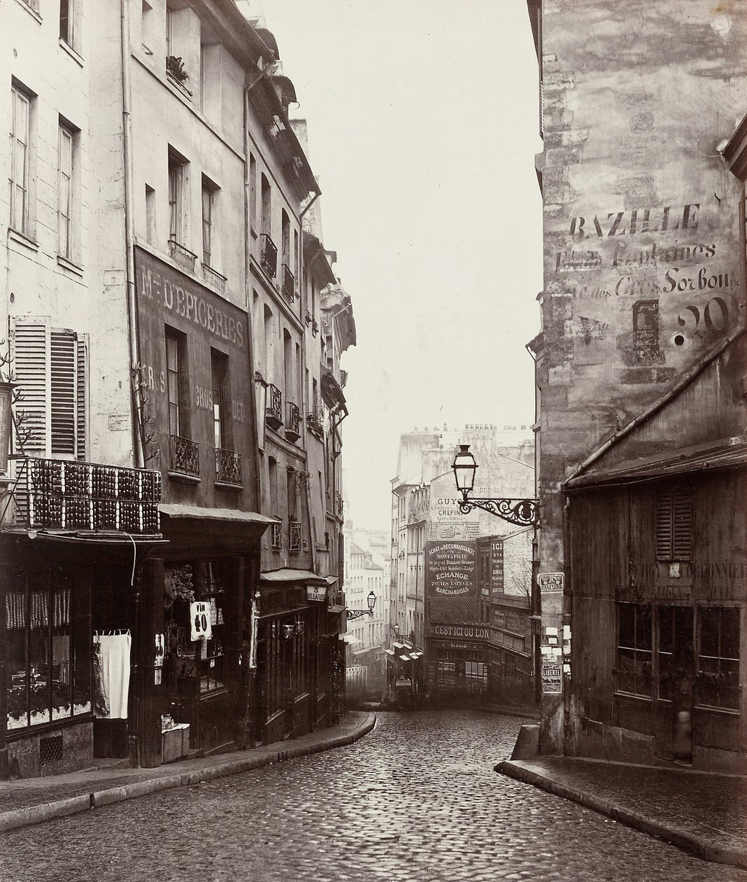 Rue de la Montagne-Sainte-Geneviève a Rue LaPlace... kereszteződése közelében, 186569. alkotó: Charles Marville