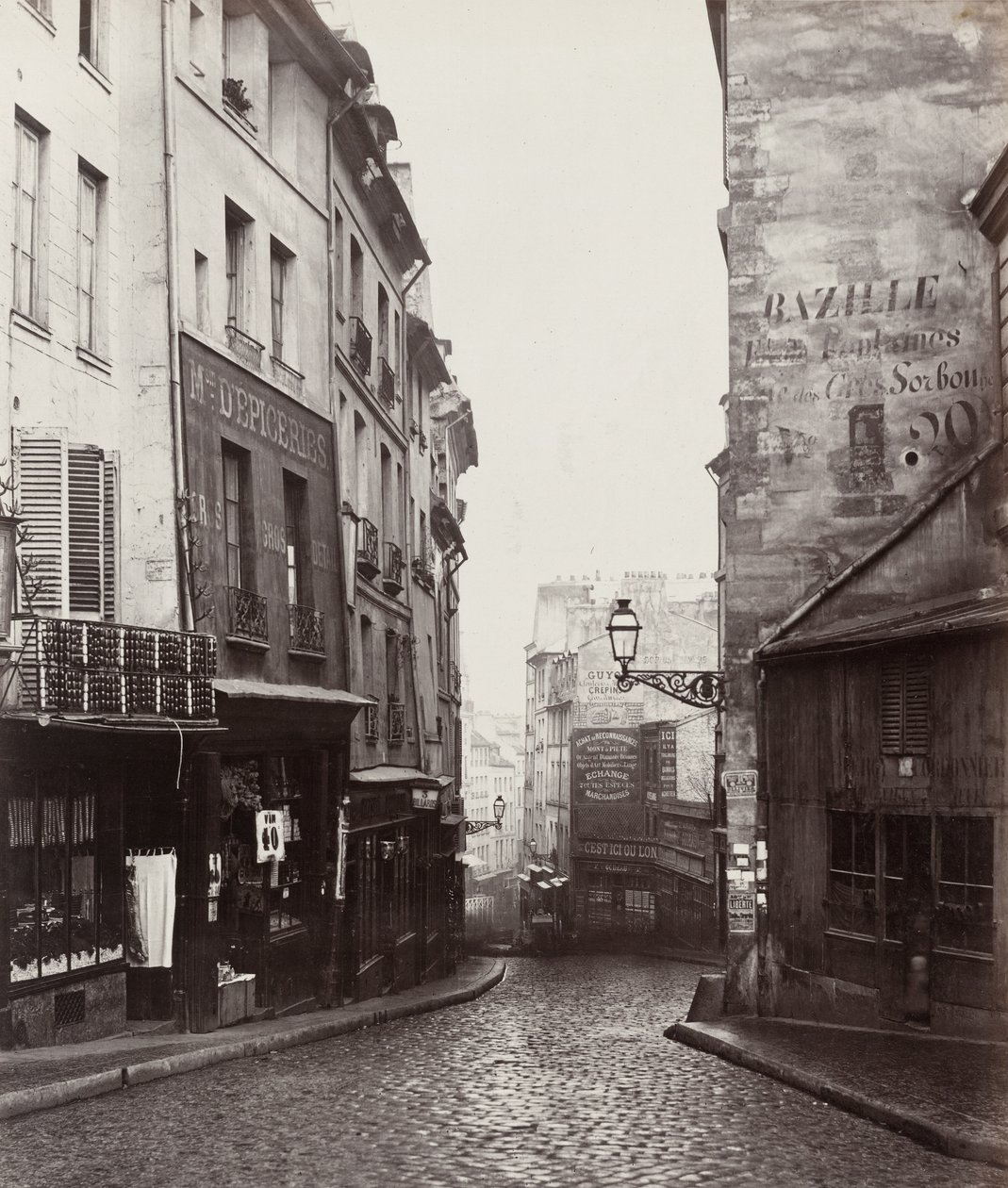 Rue de la Montagne-Sainte-Geneviève a Rue Laplace kereszteződése közelében alkotó: Charles Marville
