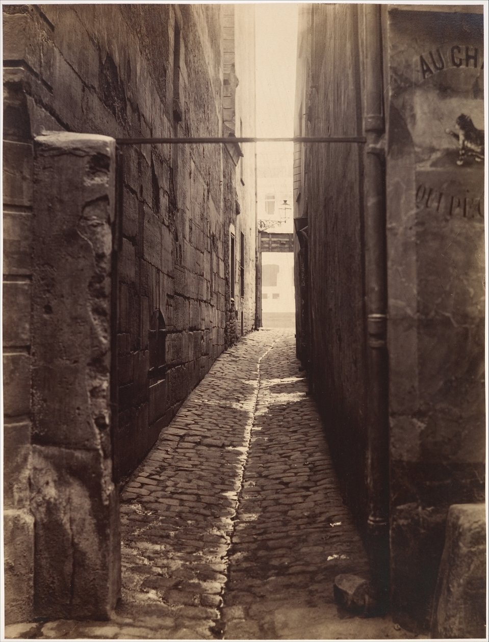 Rue du Chat-qui-Pêche (a Rue de la Huchette felől) alkotó: Charles Marville