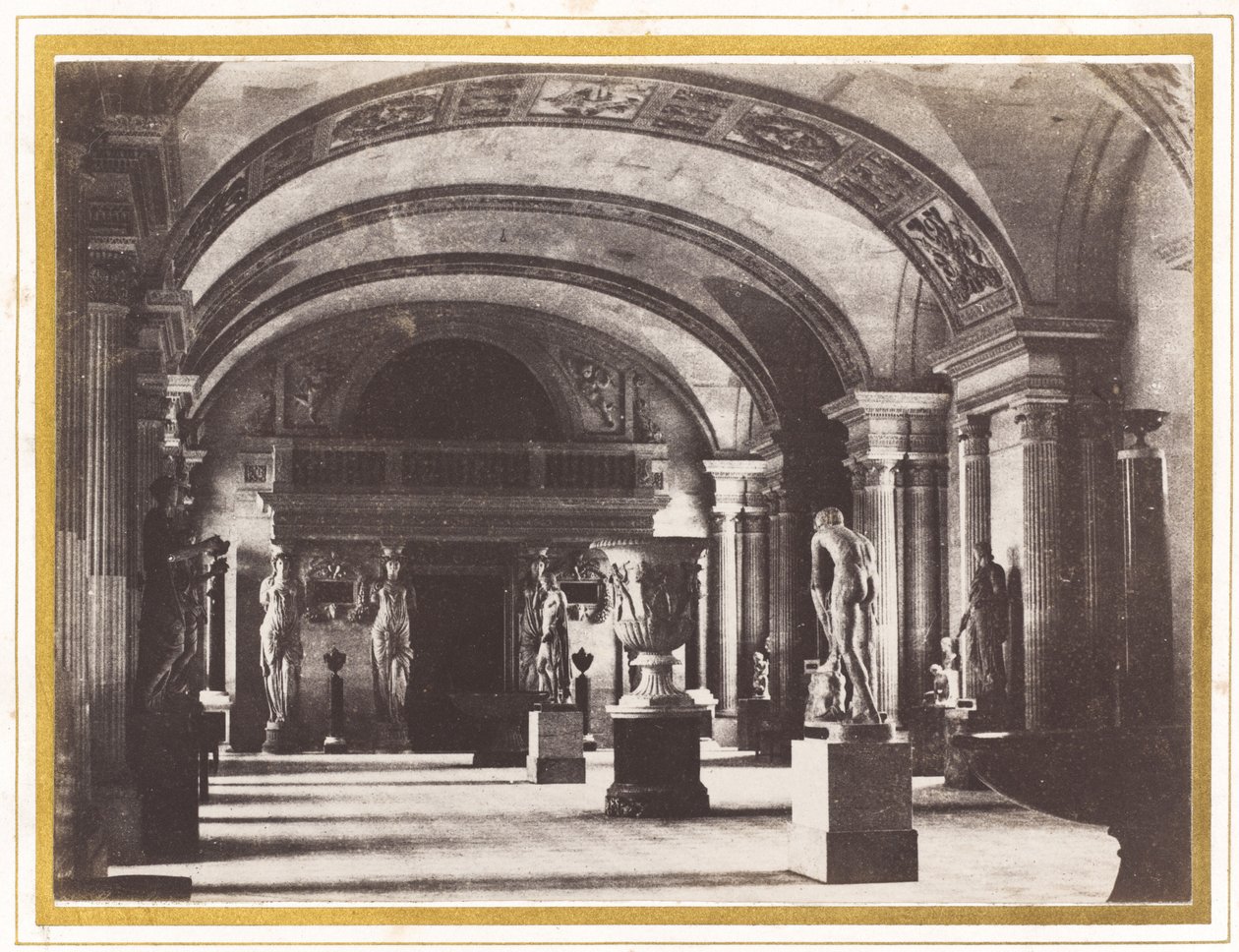 Kariatidák szobája, a Louvre Múzeumban, c. 1851. alkotó: Charles Marville