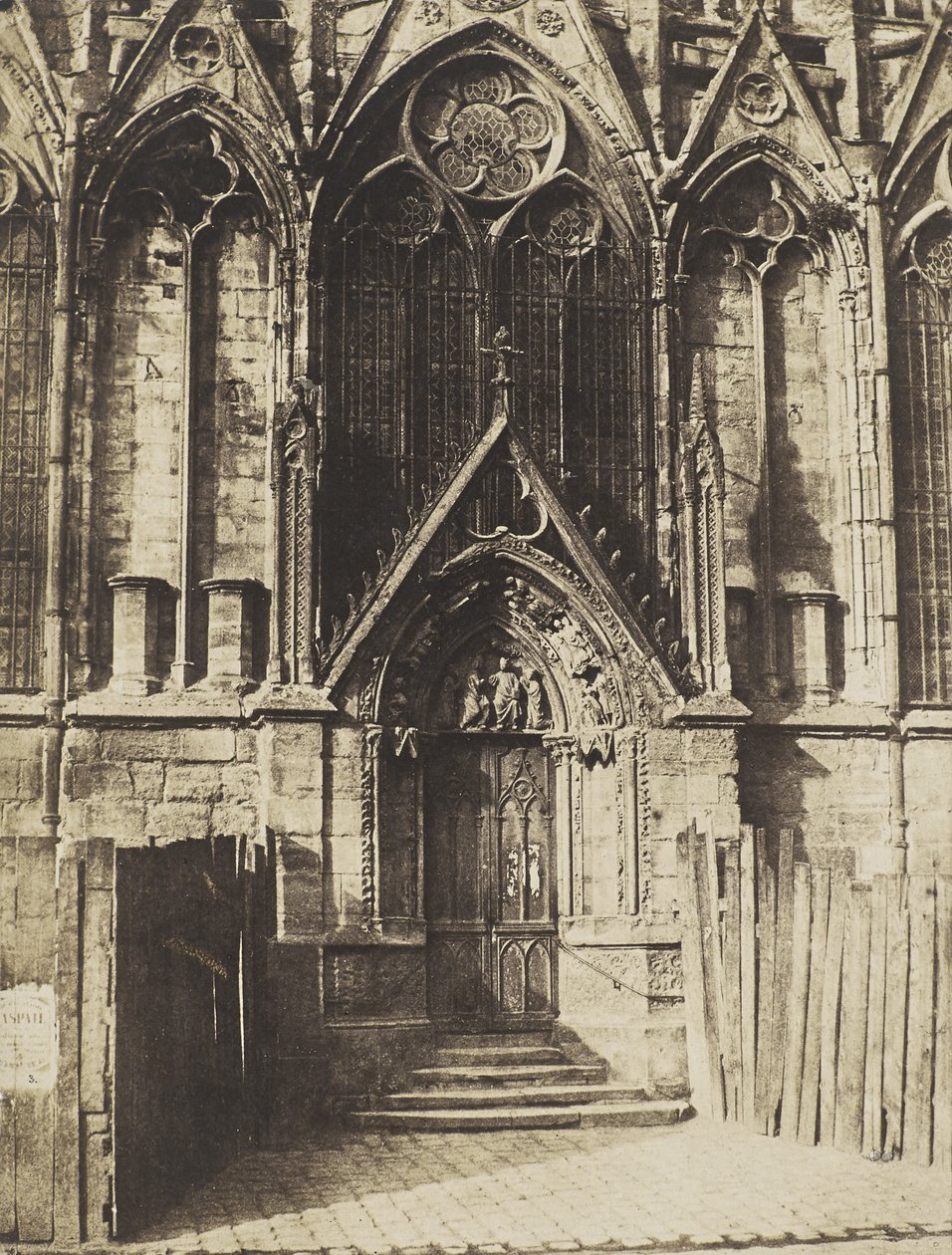 A Vörös ajtó, a párizsi Notre-Dame székesegyház északi portálja alkotó: Charles Marville