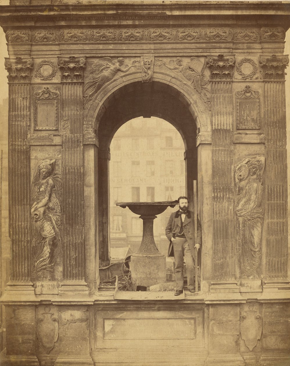 [Azonosítatlan férfi pózol a Fontaine des Innocents-nál] alkotó: Charles Marville