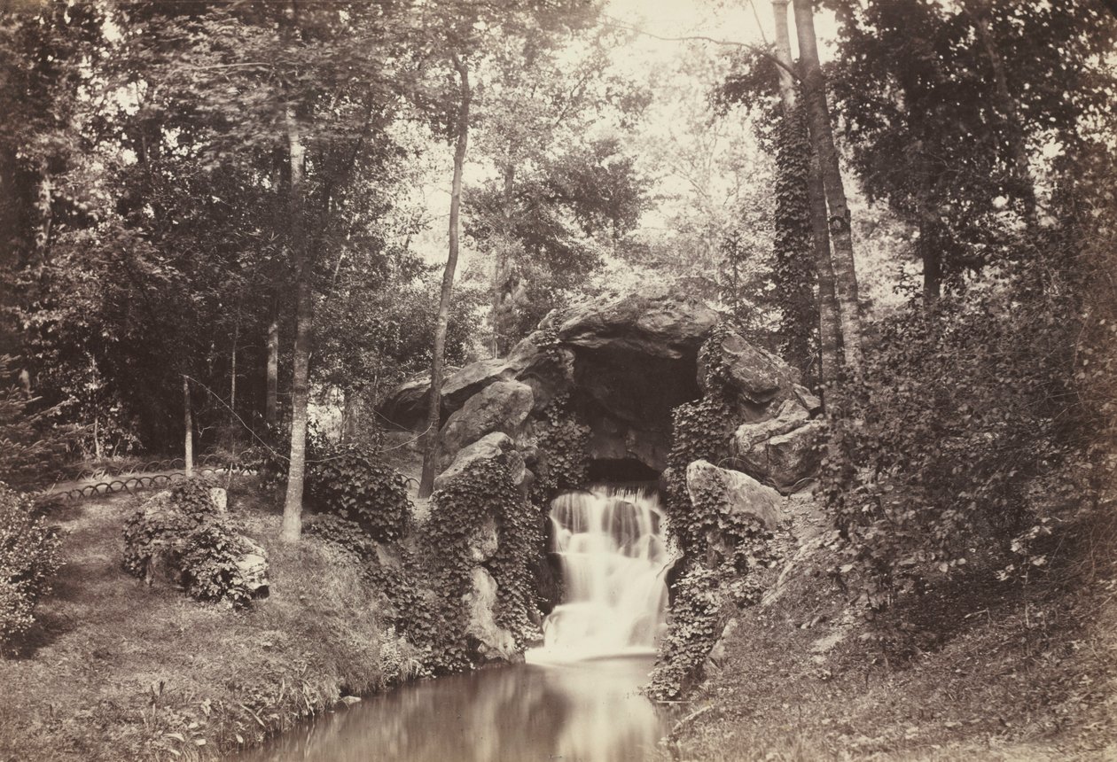Kilátás a kis barlangra a Szarvas-tó felé, Bois de Boulogne, 1858. alkotó: Charles Marville