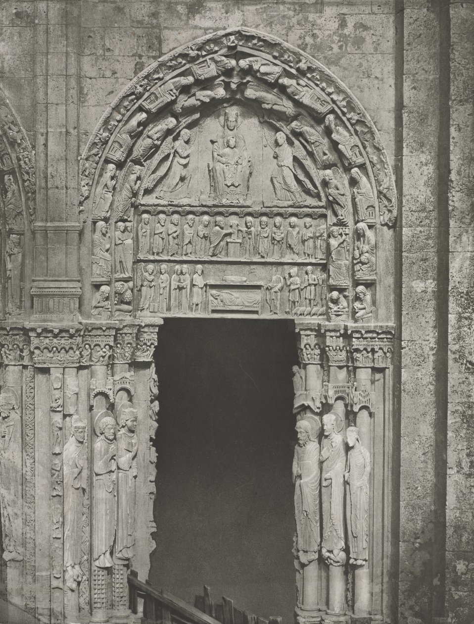 Chartres-i katedrális: Chartres-i Miasszonyunkkal a királyi kapu jobb oldalán. alkotó: Charles Nègre