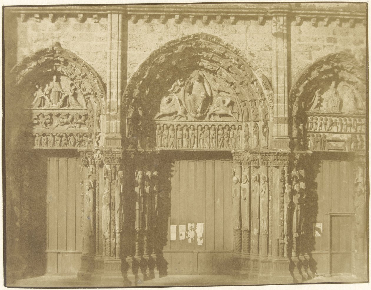 A chartres-i székesegyház kapuzata alkotó: Charles Nègre