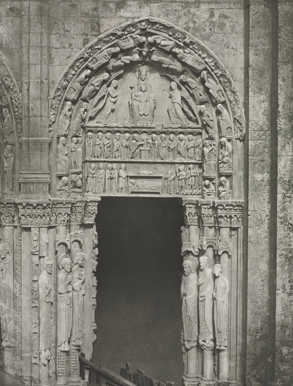 Chartres-i katedrális: Chartres-i Miasszonyunkkal a királyi kapu jobb oldalán. alkotó: Charles Nègre