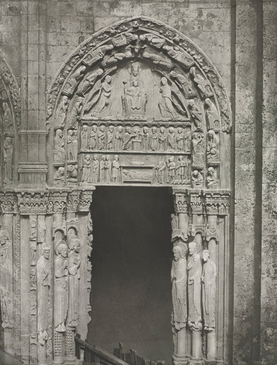 Chartres-i katedrális: A királyi portál jobb oldali ajtaja Chartres-i Boldogasszonysal, 1857. alkotó: Charles Nègre